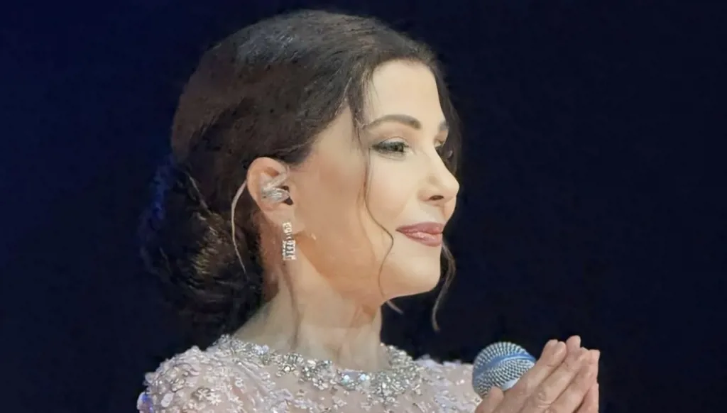 ماجدة الرومي تتألّق بلون زاهٍ يعكس الصّفاء والسّلام في الرّباط (صور وفيديو)