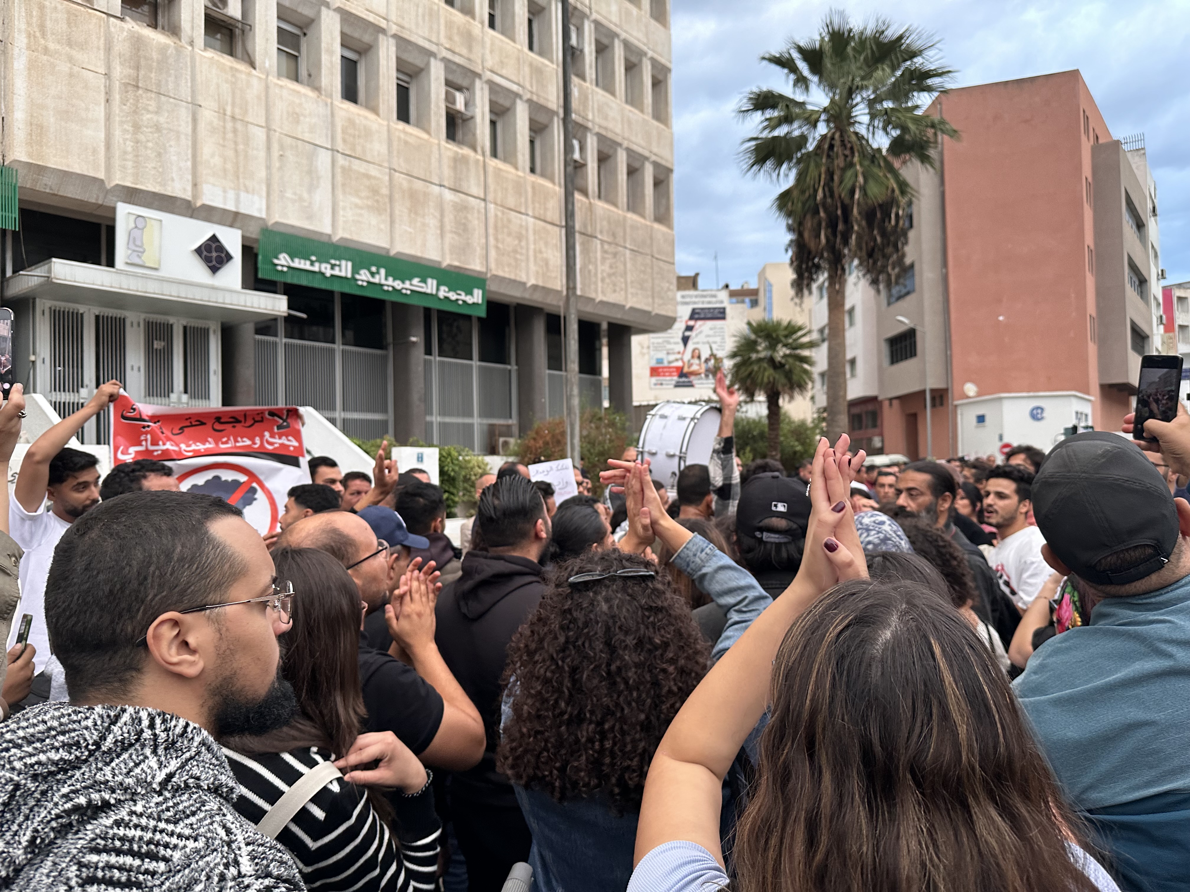 في أكتوبر الماضي شهدت المدينة ما وصفه ناشطون بأنه أكبر إحتجاج للمطالبة بقضية تمس البيئة والإقتصاد ومستقبل المدينة (النهار)