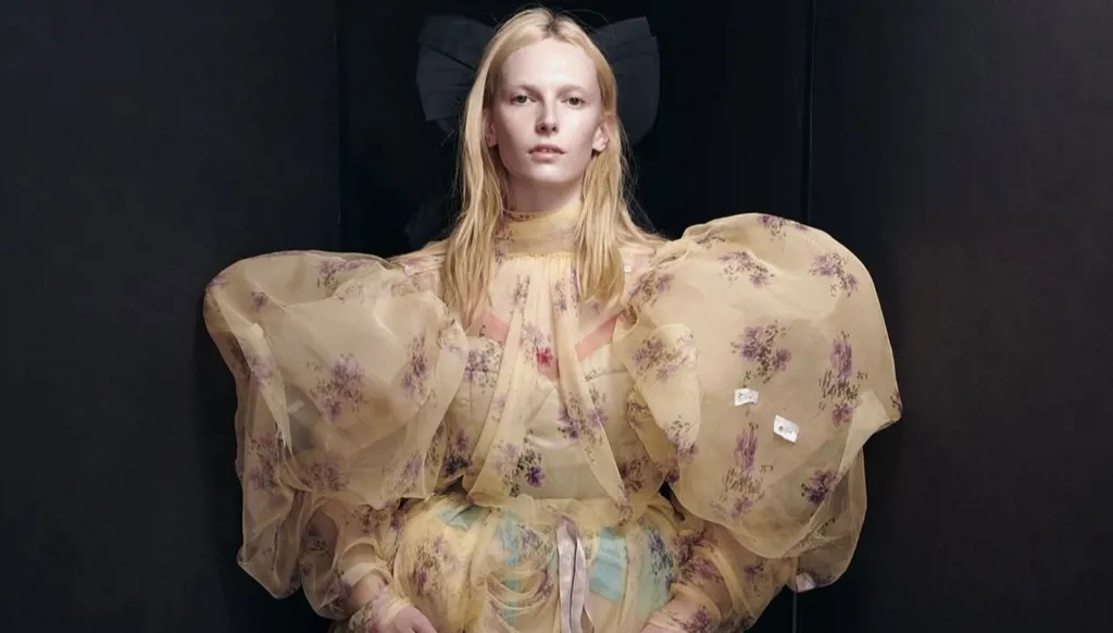 مارك جاكوبس يروي موضة صيف 2026 المبتكرة بأسلوبه الجريء (صور وفيديو)