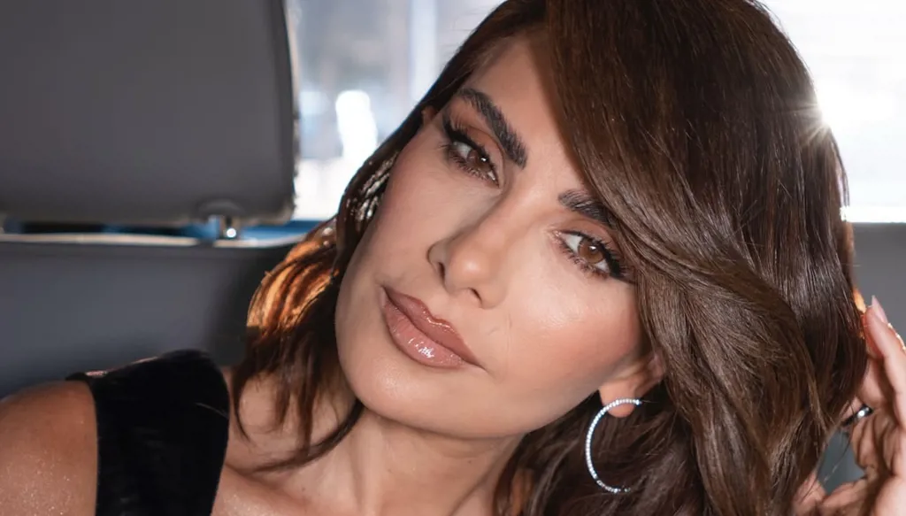 صبا مبارك بموضة الأسود في مهرجان عمان السينمائي الدولي