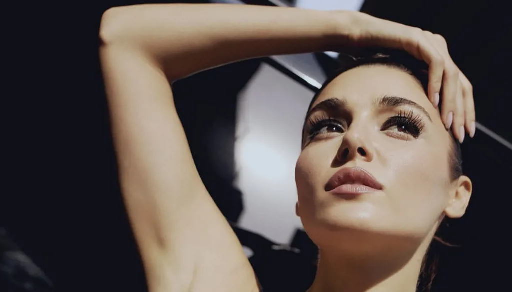 موضة صيف 2025 تعلّمي تنسيقها بأسلوب هاندا أرتشيل