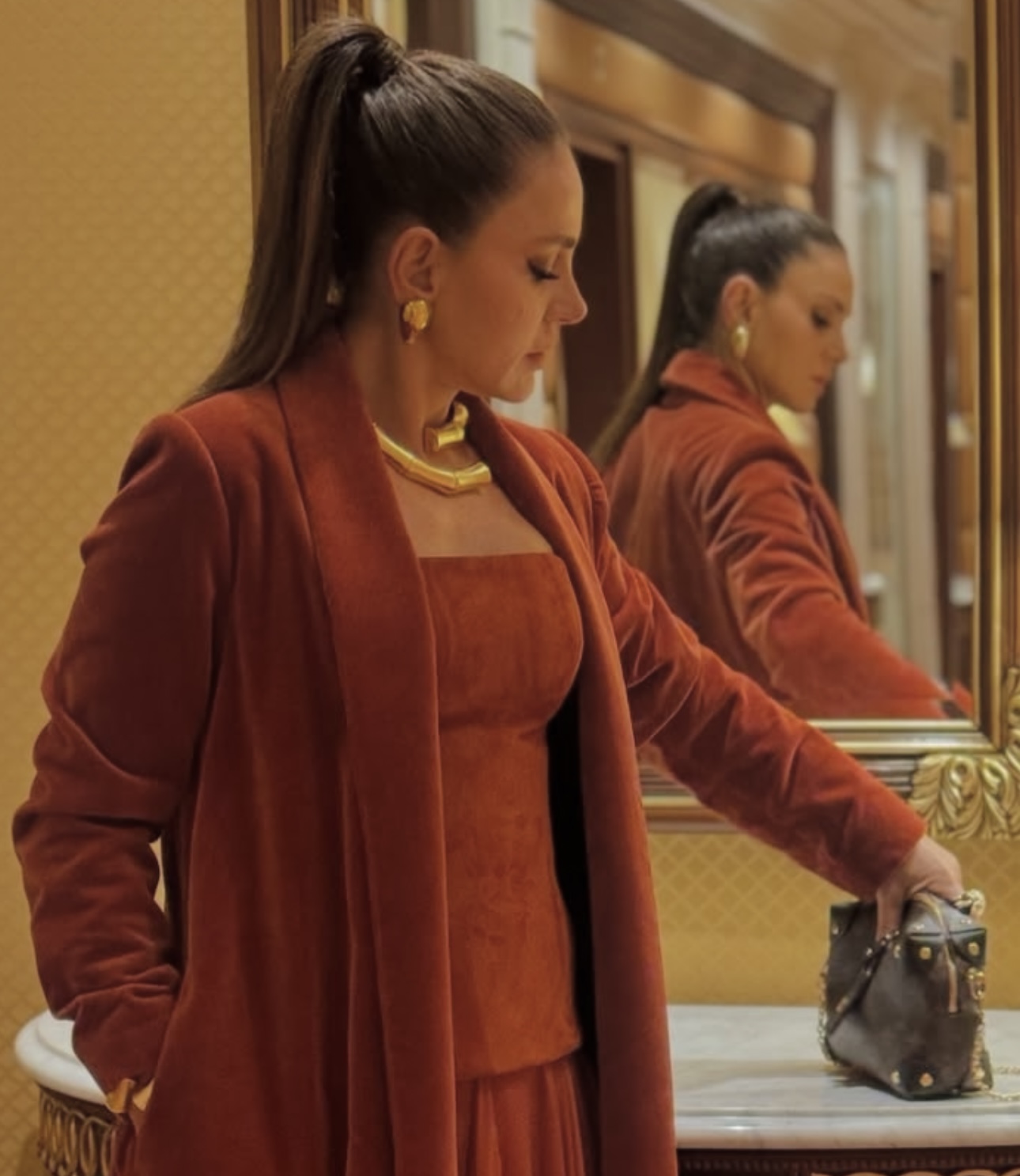 ديمة قندلفت بمكياج دخاني ورفعة ذيل الحصان (إنستغرام)