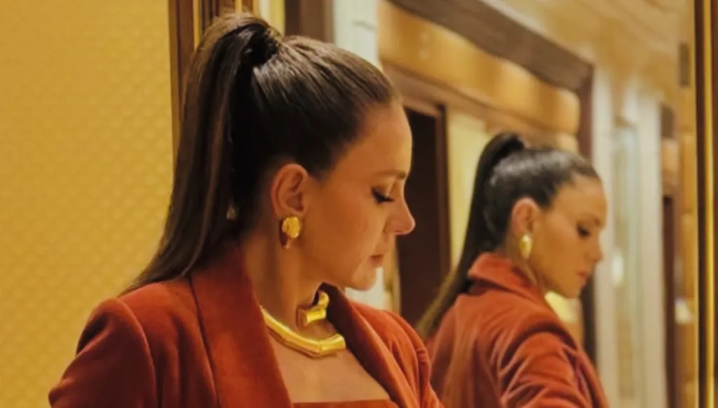 ديمة قندلفت في إطلالة بلون أوراق الخريف تفاصيلها بتوقيع كارولين لانغ (صور وفيديو)