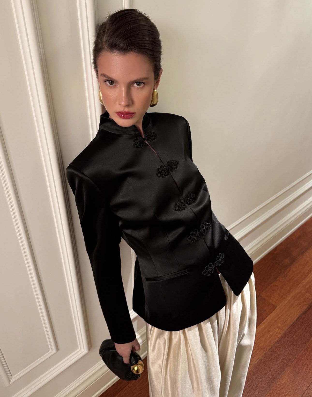 عارضة أزياء بسترة عسكريّة فاخرة وسروال بالون من الحرير (إنستغرام)