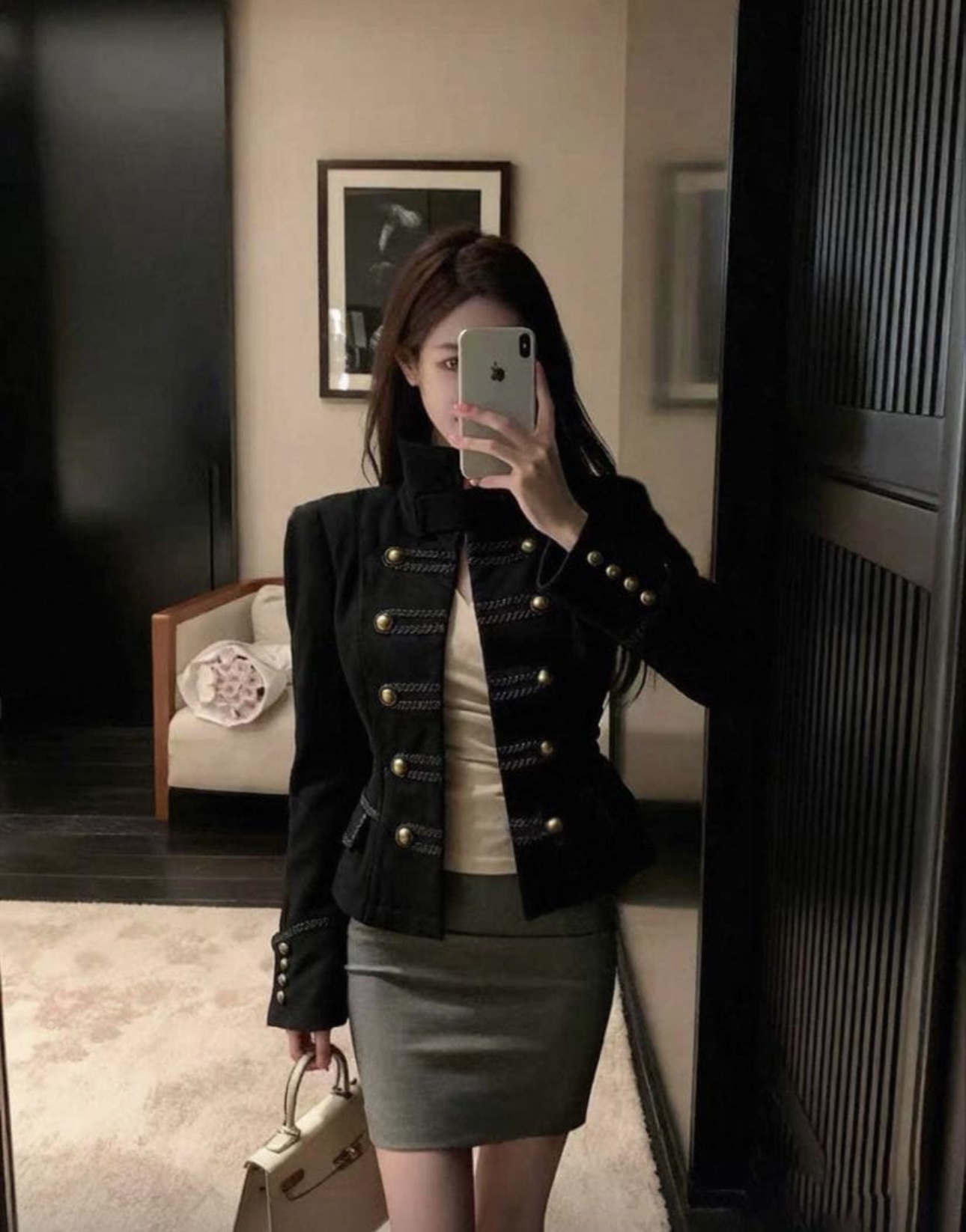 تنسيق السترة العسكريّة مع تنّورة قصيرة (إنستغرام)