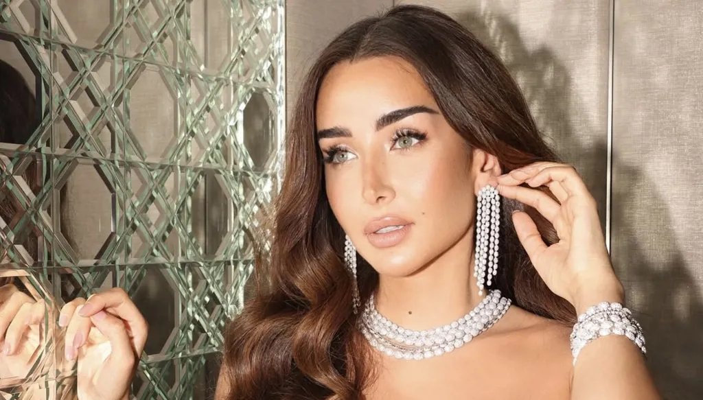 هنا الزاهد سفيرة مجوهرات عالمية تتألق بالأبيض في دبي