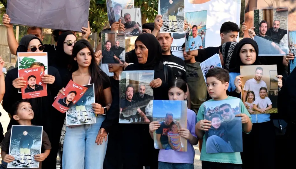  من الوقفة التي نفذها أهالي الشبان الأربعة أمام السرايا بتاريخ 24 حزيران (حسام شبارو).