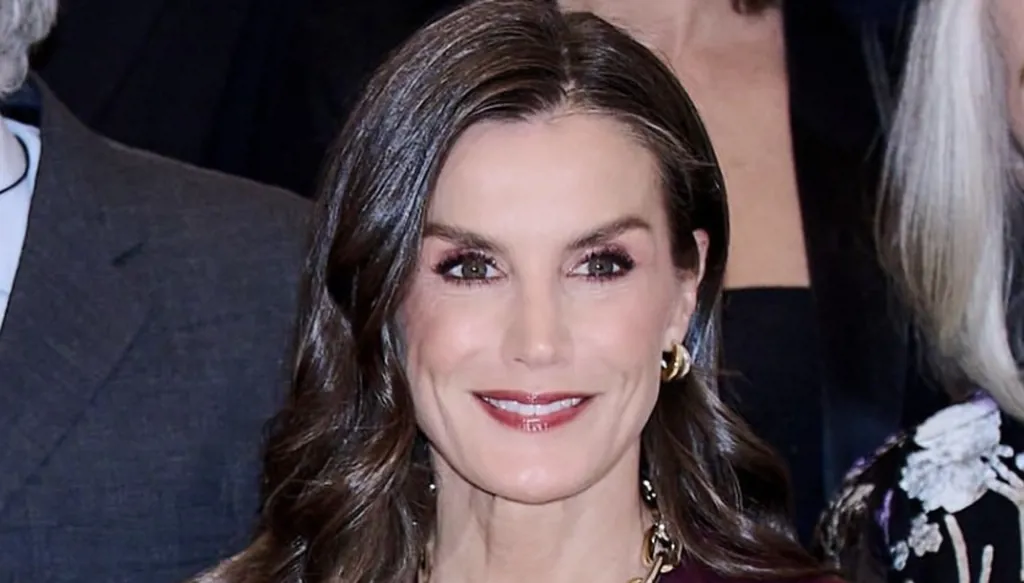 الملكة ليتيزيا تتألّق باللون البرغندي في حفل جائزة فرانسيسكو سيريسيدو للصحافة (صور وفيديو)