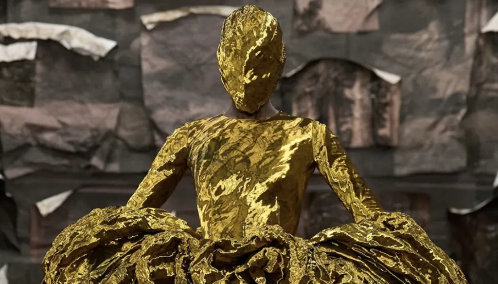 ميزون مارجيلا في عرض مقنّع يُحاكي الجمال من رماد الخراب (صور وفيديو)