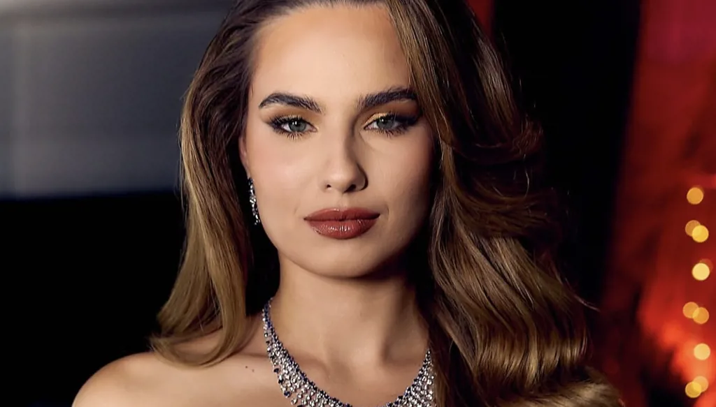 سارة لينا بو جودة مبهرة بفستان السّهرة البرونزيّ من جان بيار خوري في مسابقة ملكة جمال الكون (صور وفيديو)