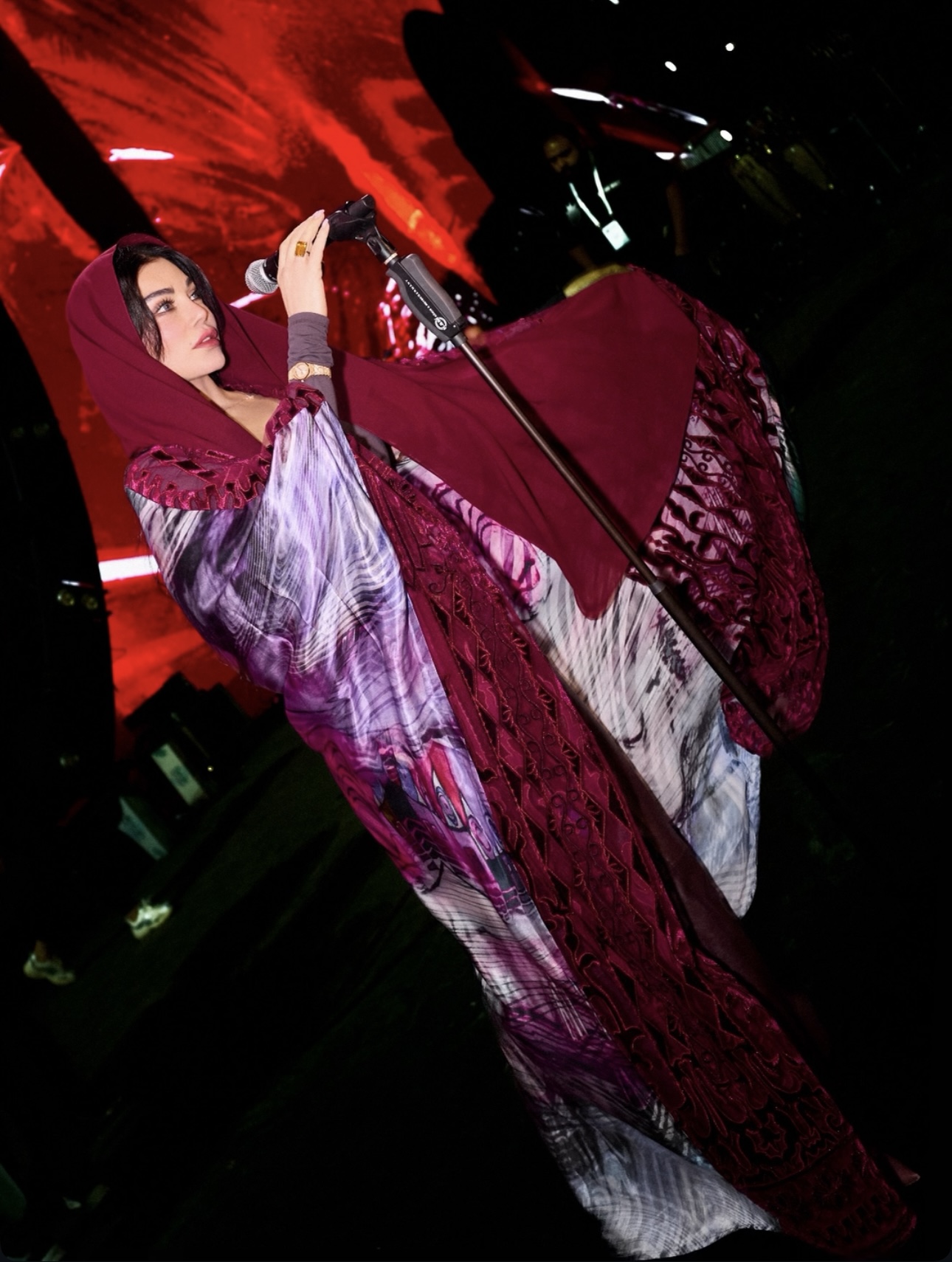 هيفاء بالنمط المحتشم أثناء تمارينها على المسرح في الرياض (إنستغرام)