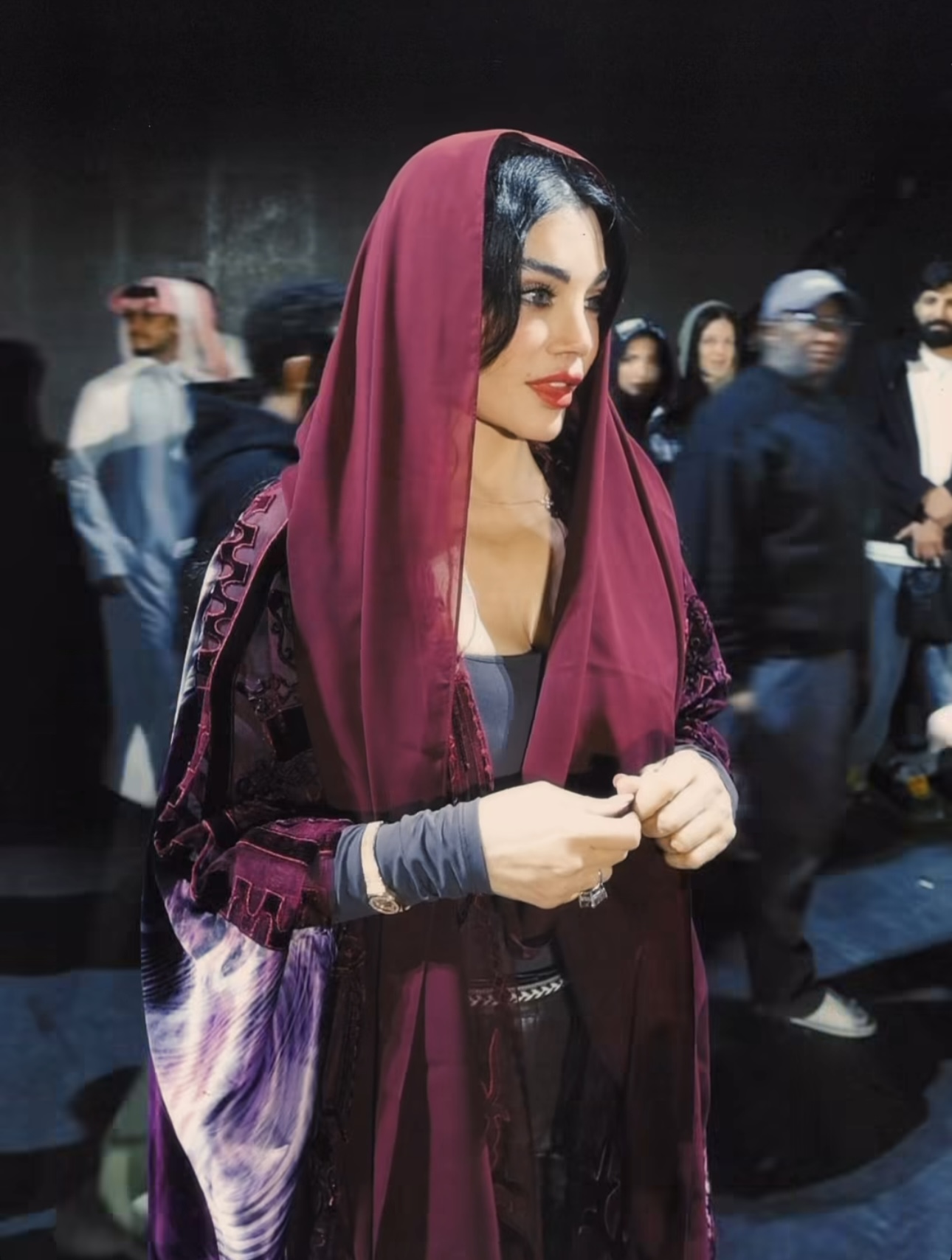 هيفاء بالنمط المحتشم أثناء تمارينها على المسرح في الرياض (إنستغرام)