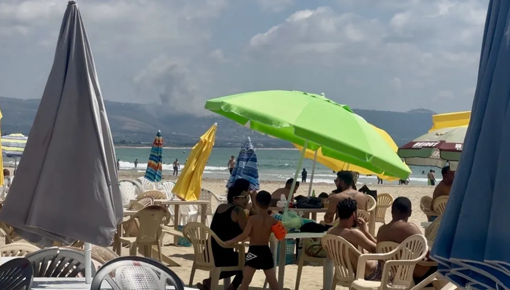 شاطئ صور وروّاده وغارة المنصوري في الخلفية (جاد فقيه)