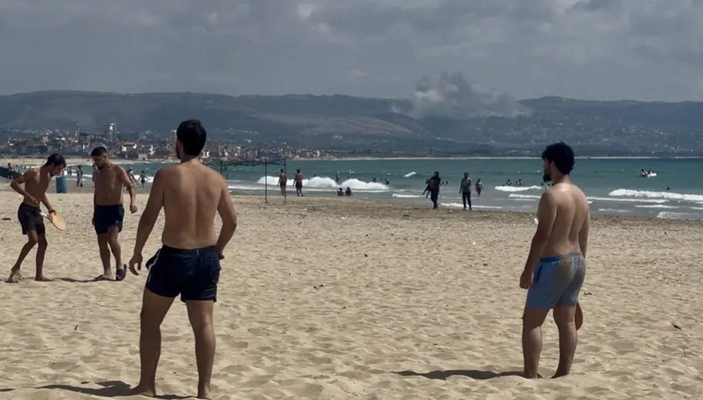 شاطئ صور وروّاده وغارة المنصوري في الخلفية (جاد فقيه)