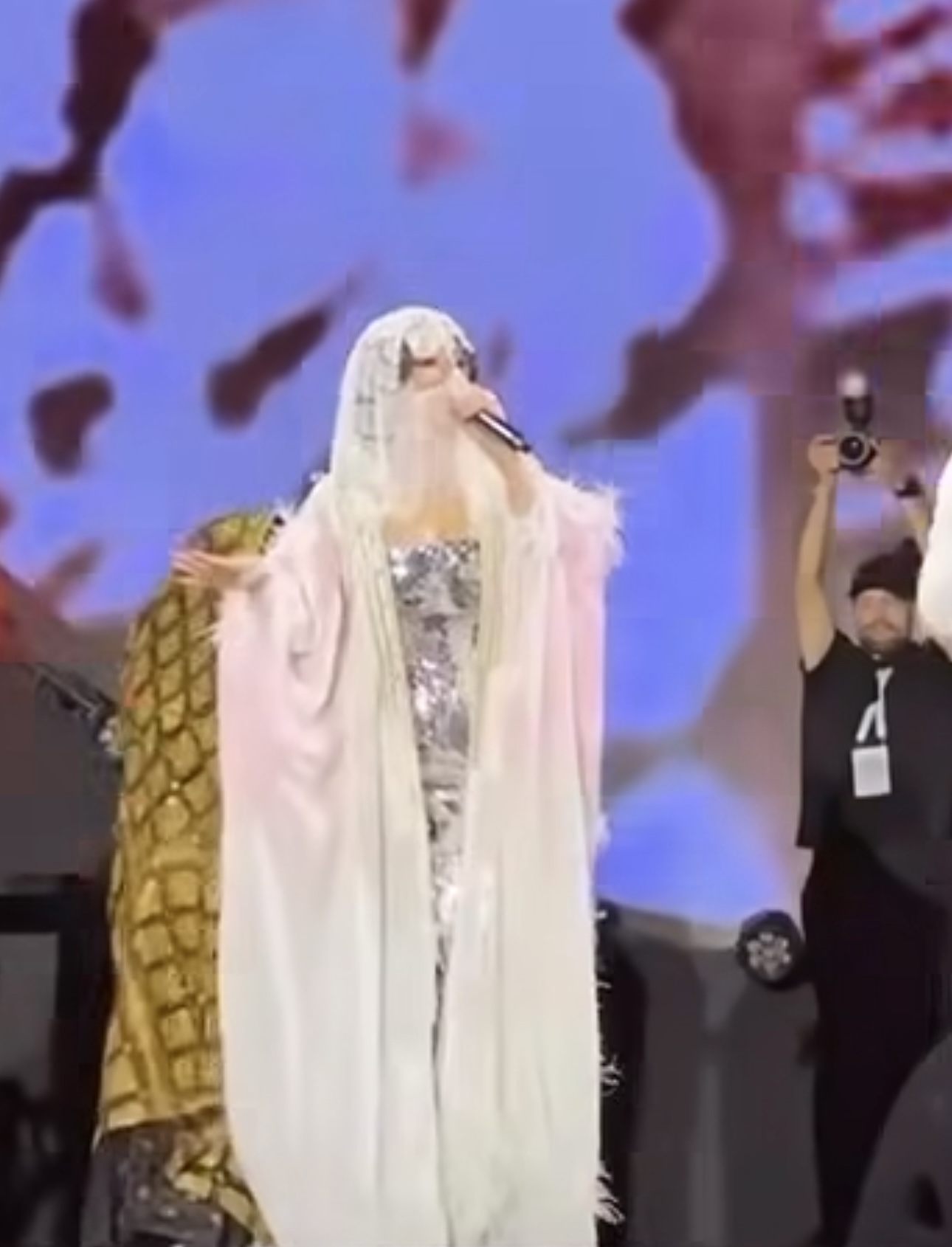 هيفاء وهبي بالبرقع وعباءة برّاقة (إنستغرام)