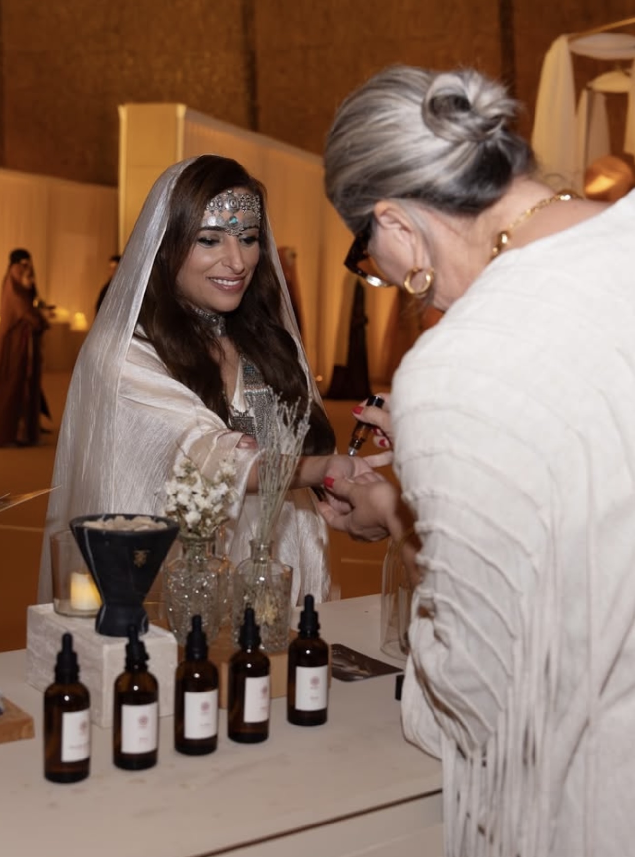 الشيخة بدور القاسمي تجرّب إحدى العطور (إنستغرام)