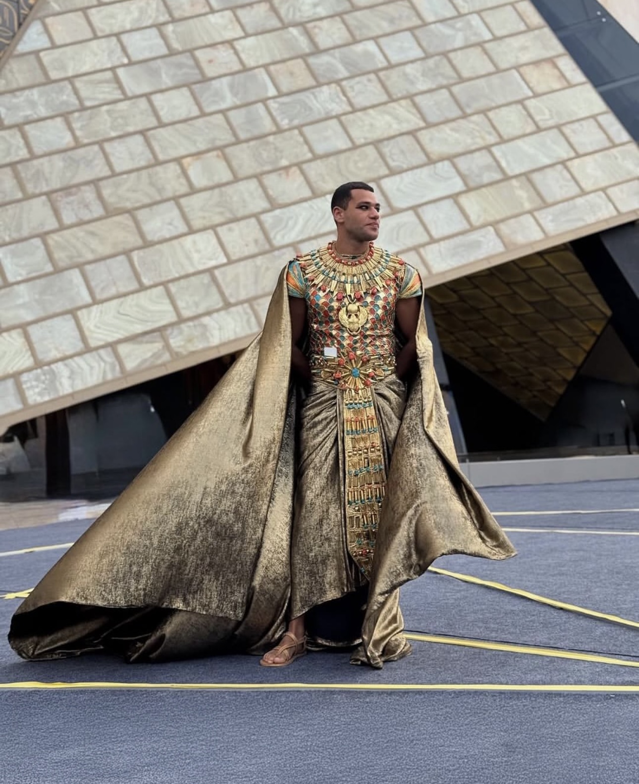 من تصاميم فؤاد سركيس لافتتاح المتحف المصري الكبير (إنستغرام)