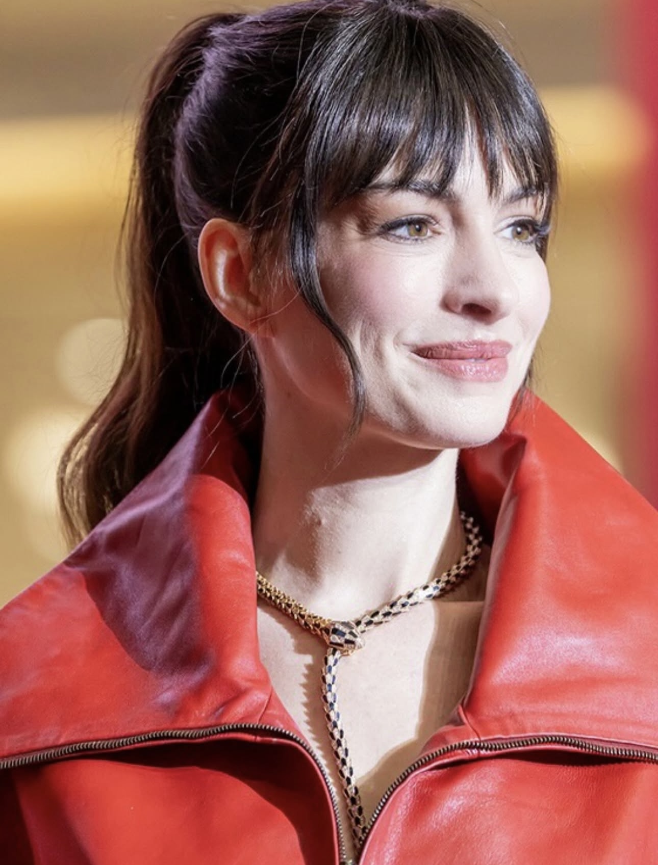 آن هاثاواي بتصميم بالنسياغا ومجوهرات بولغري (إنستغرام)