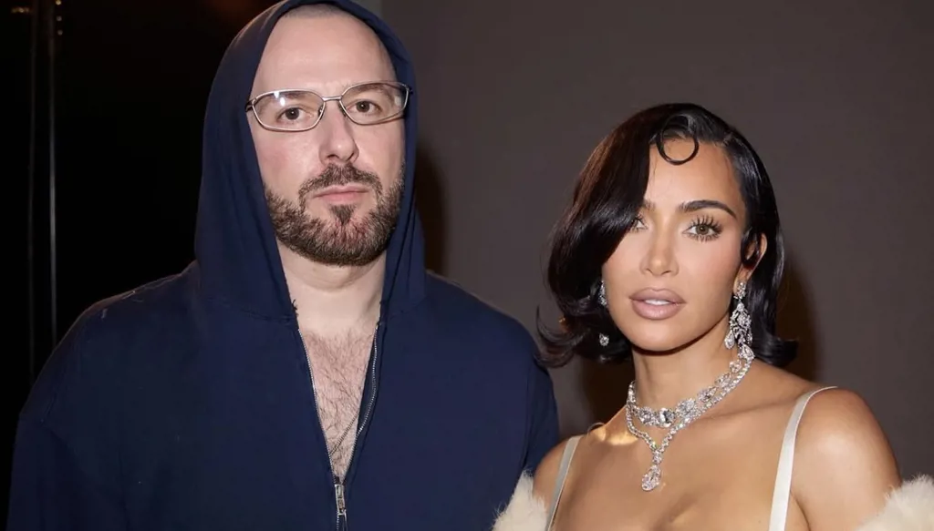 بالنسياغا تختتم عقد التحوّلات مع المصمّم ديمنا في عرض ذي نبرة شخصيّة (صور وفيديو)