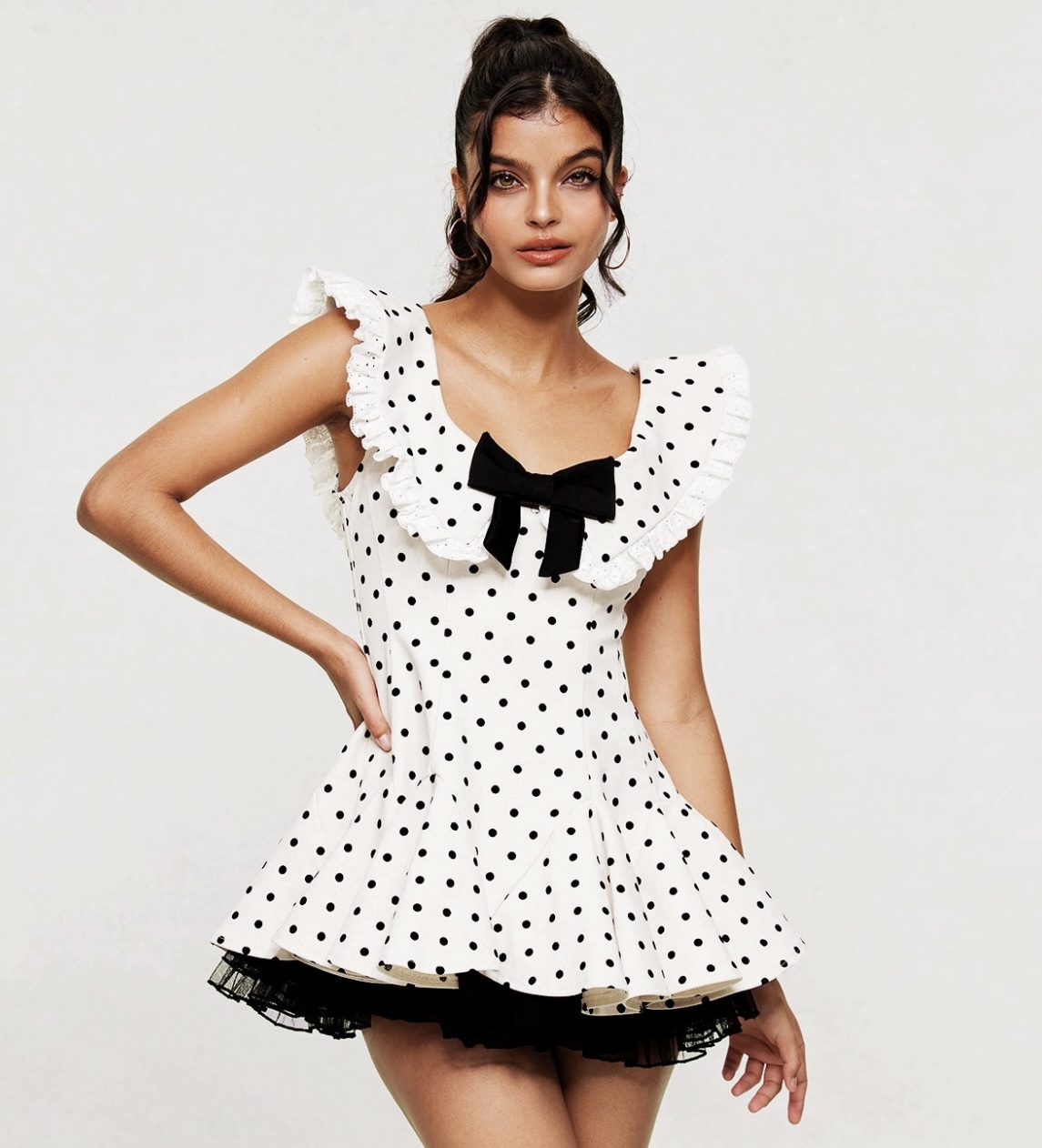 فستان منقّط بتفصيل الدانتيل من علامة Innovare Denim (موقع العلامة)