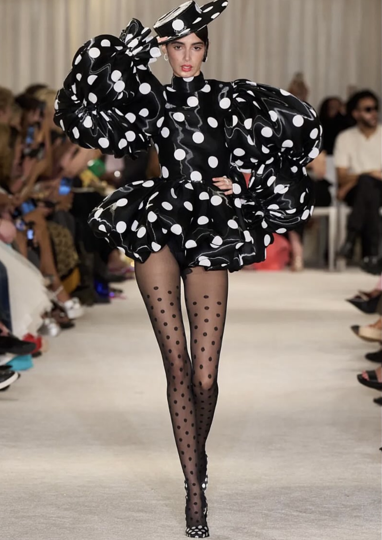 فستان بولكا دوت أنيق من تصميم كريستيان سيريانو (إنستغرام)