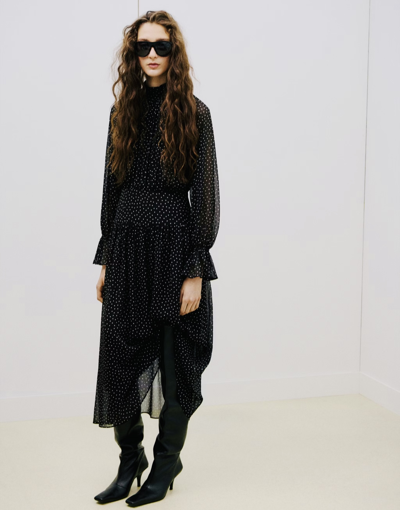 فستان من الشيفون الأسود منقّط بالأبيض من مانغو (موقع العلامة)