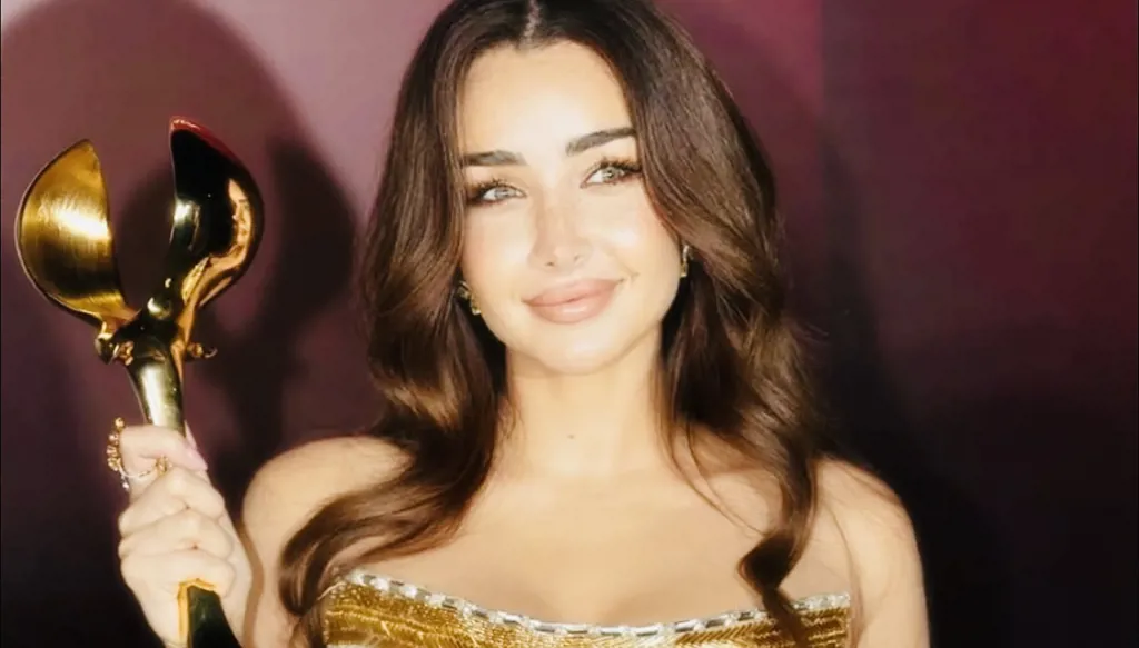 هنا الزاهد تتألّق بالذهبي البرّاق في حفل جوائز DIAFA 2025 في دبي (صور وفيديو)