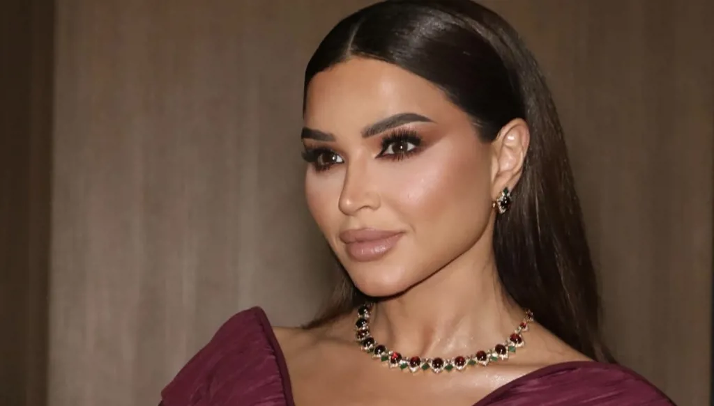 نهى نبيل بأناقة البرغندي من المصمّم اللبناني إيلي عوّاد في برنامج شاعر الرّاية