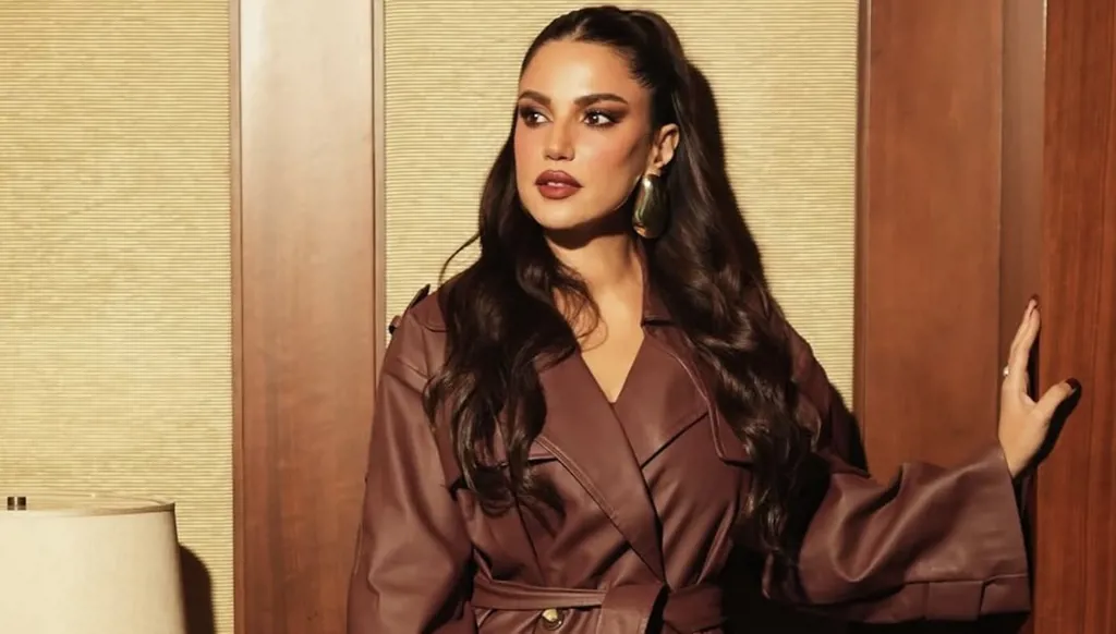 إطلالة درّة زروق بالبرغندي تشعل السوشيال ميديا... سرّ اللون الأكثر رواجاً في شتاء 2025