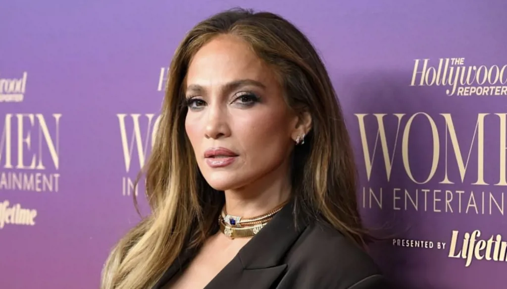 جينيفر لوبيز بتصميم حارث هاشم على السجّادة الحمراء لحفل نساء في عالم الترفيه (صور وفيديو)