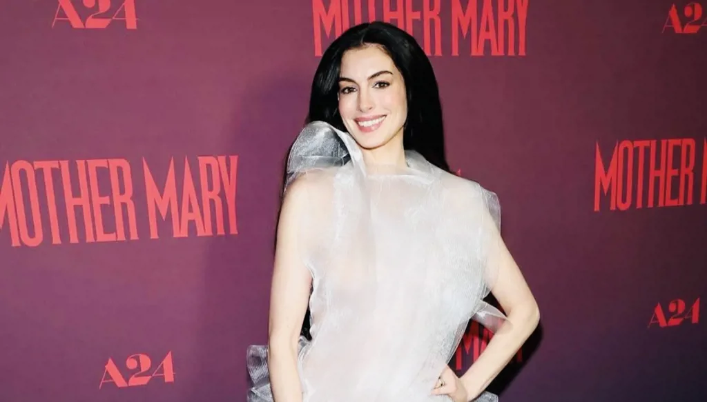 آن هاثاواي في صدارة المشهد بفستان كوتور أبيض في العرض الافتتاحي لـ Mother Mary (صور وفيديو)