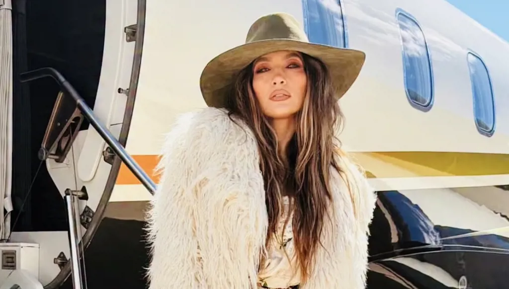 جينيفر لوبيز بين موضة البوهيميّة وبريق البدلة الاستعراضيّة (صور وفيديو)