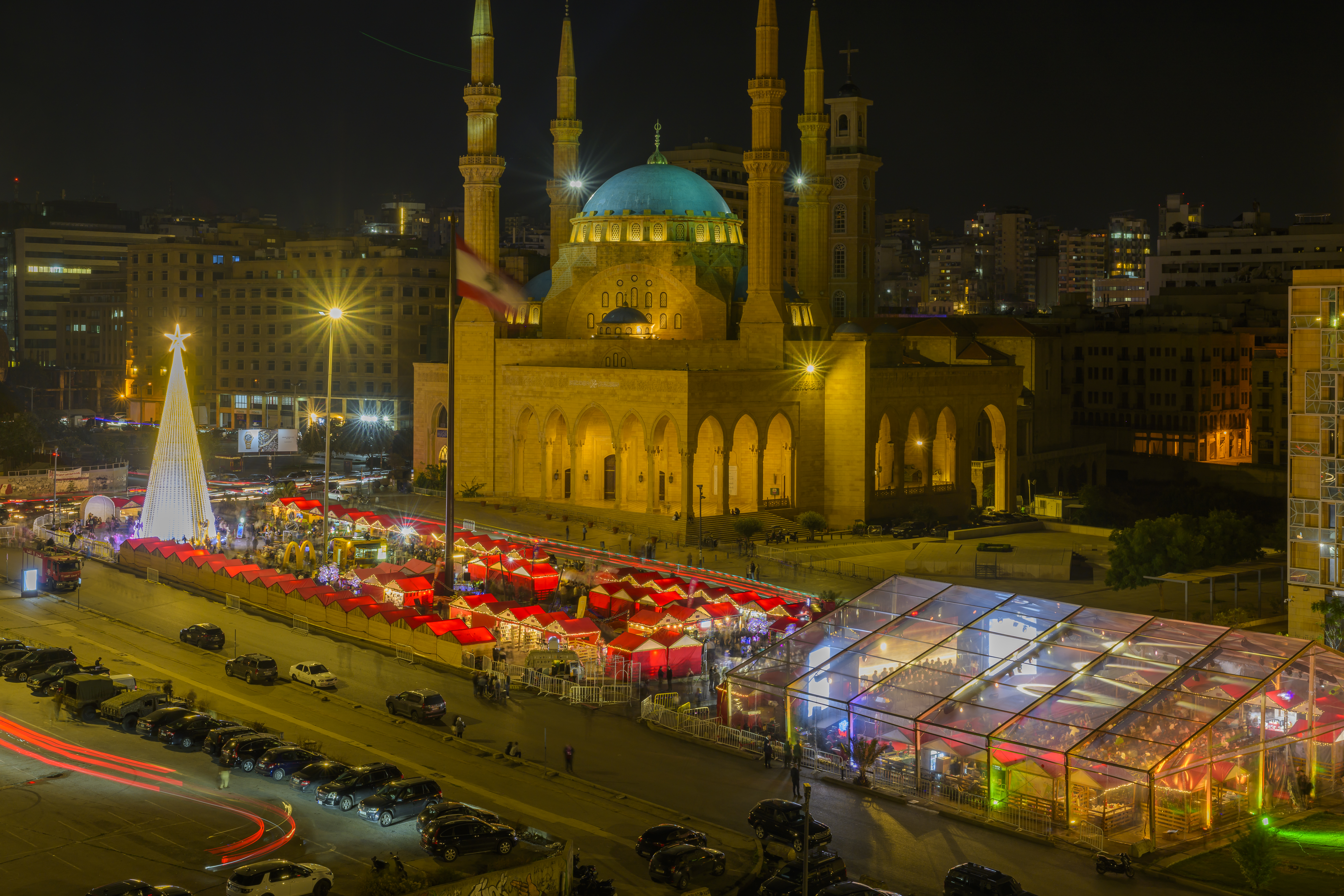 سوق ميلادي في ساحة الشهداء (النهار).