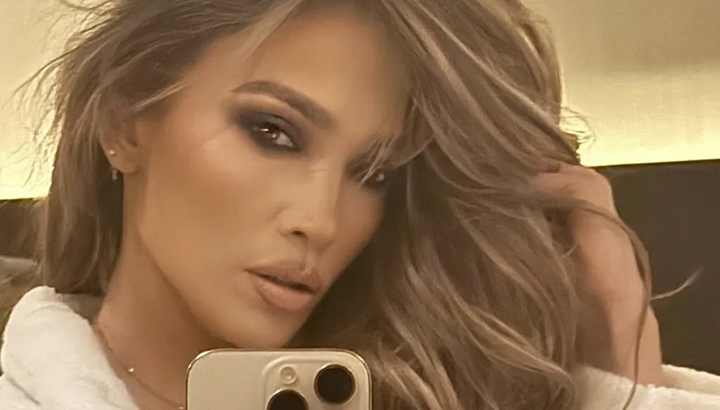 جينيفر لوبيز في الـ56  تحطّم القواعد وتكسر التوقعات... إليكم أسرارها (صور وفيديو)