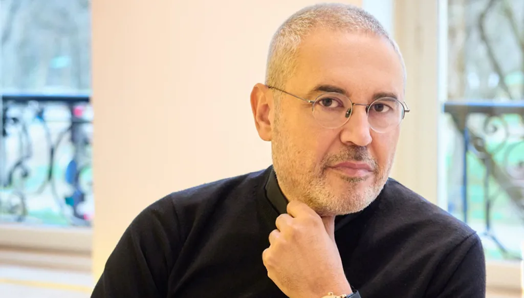 إيلي صعب يُصدر مجموعة أدوات راحة للمسافرين على "السعودية" (صور)