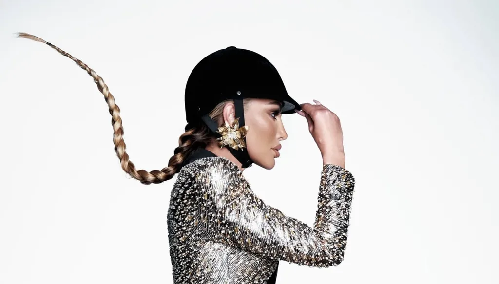 مايا دياب في إطلالة ذهبية جريئة... بليزر مرصّع بالكريستال بتوقيع أحمد الفزايري