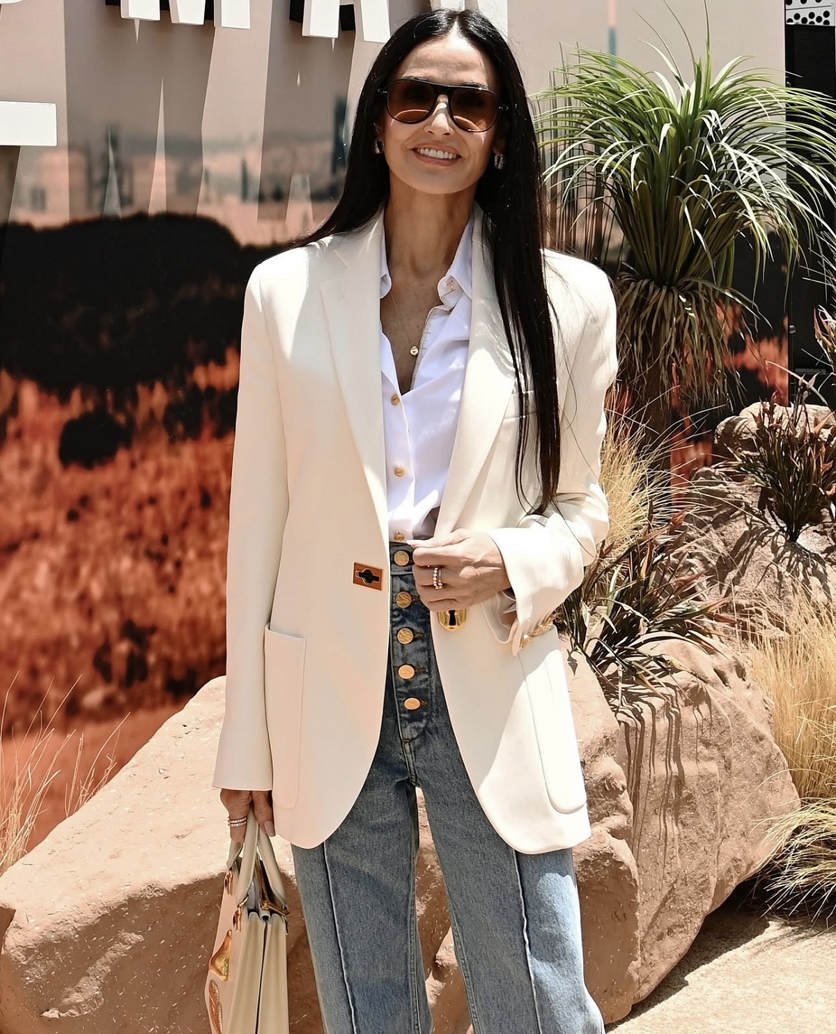 ديمي مور بالدنيم الأزرق مع سترة بيضاء (إنستغرام)