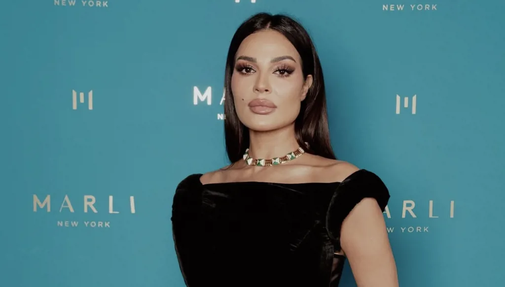 نادين نسيب نجيم تتألق بفستان أسود فاخر من صوفي كوتور في الرياض (صور وفيديو)