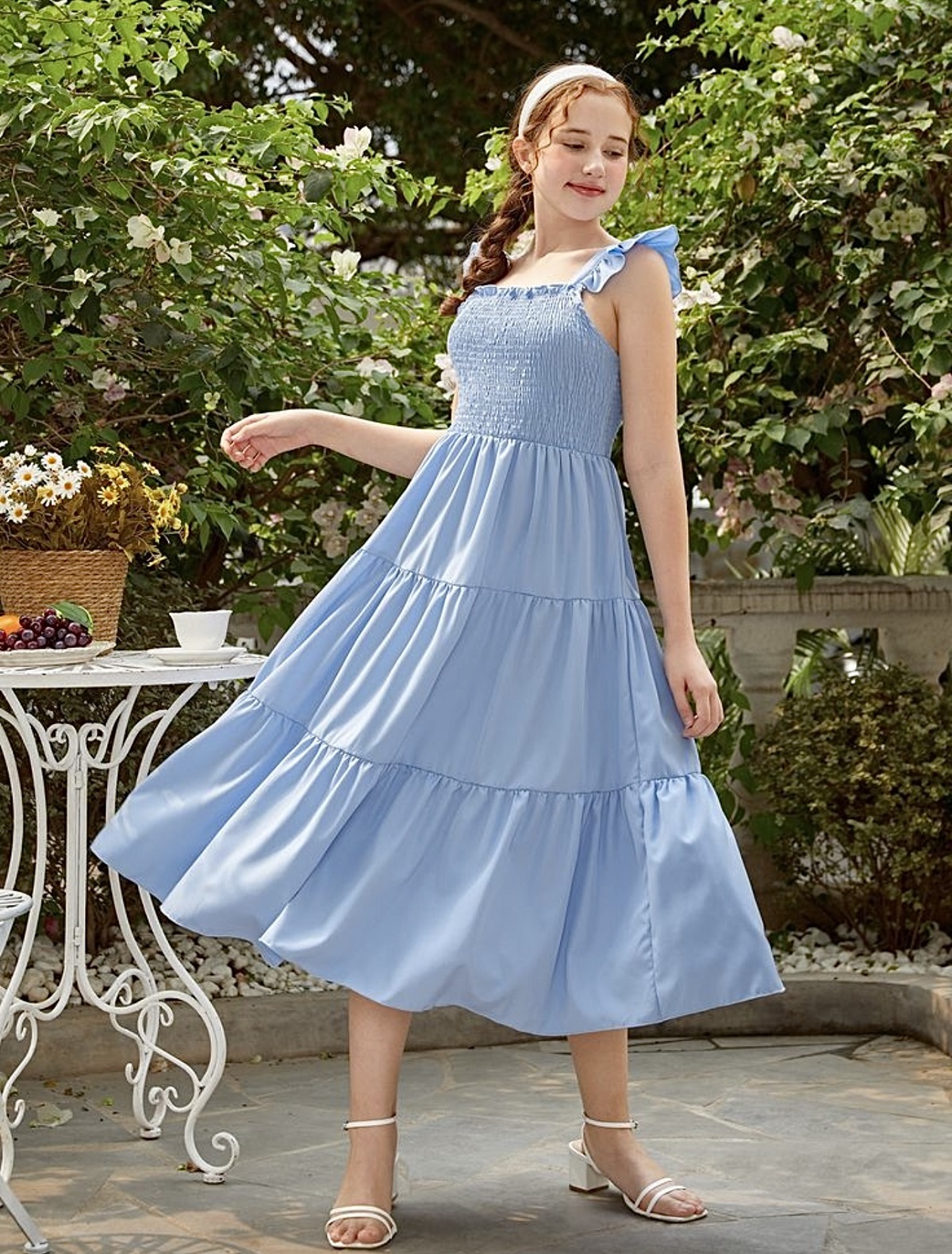 مراهقة بفستان أزرق صيفي (فيسبوك)