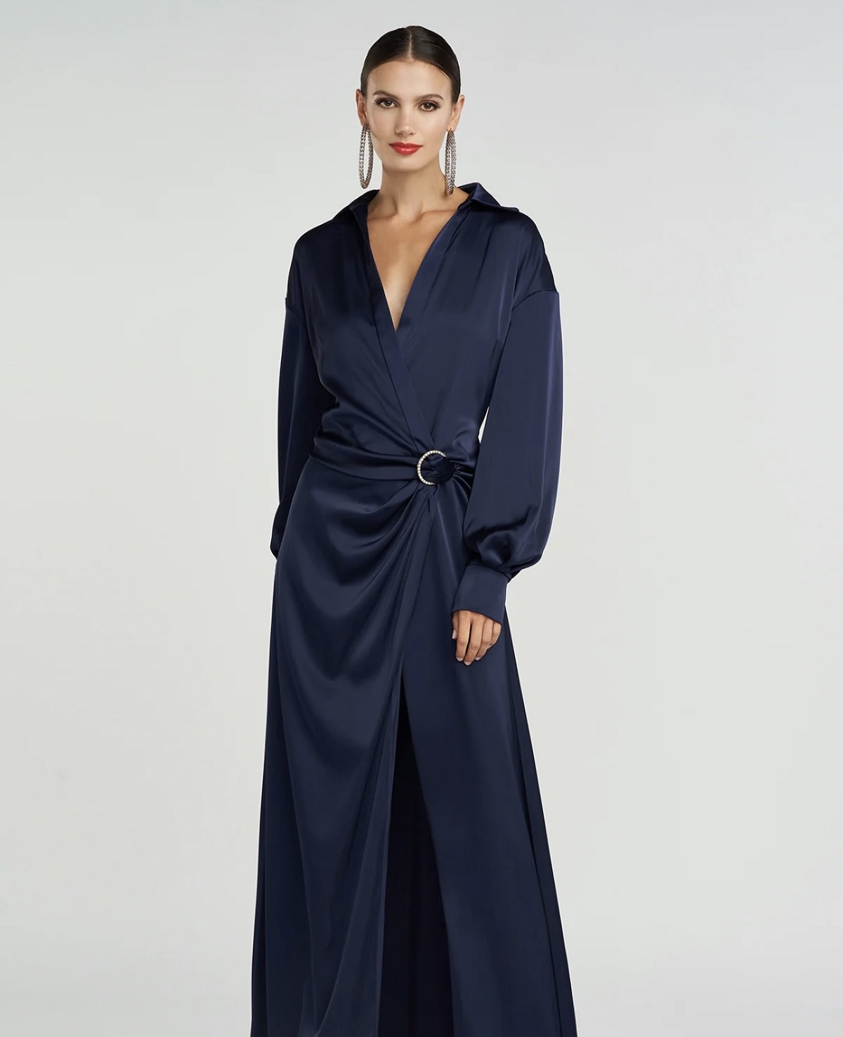 فستان بتفصيل يلتف حول الخصر (فيسبوك)