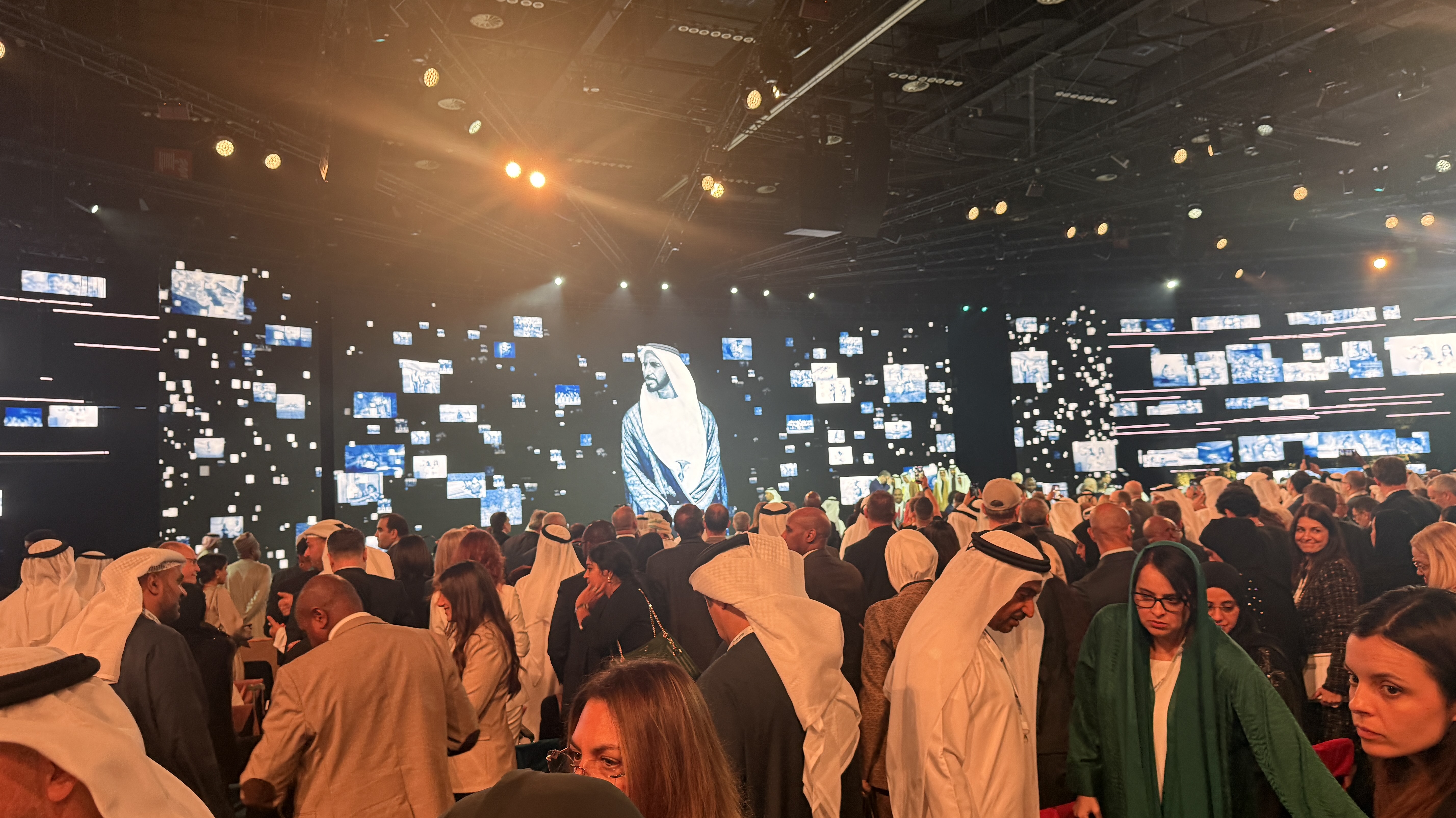 من الجلسة الافتتاحية (النهار).