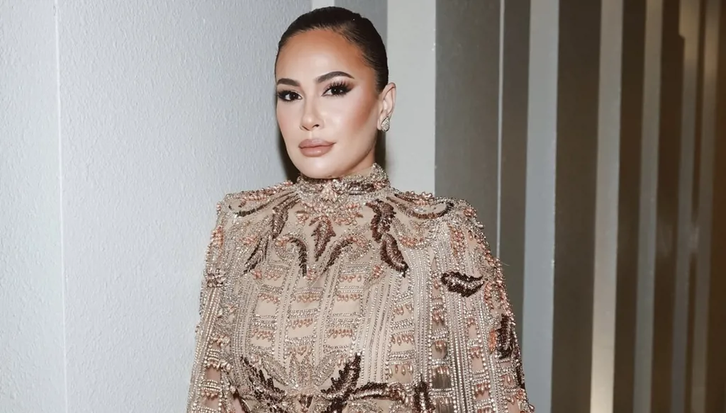 هند صبري بإطلالة ملكيّة ببريق الذهبيّ من زهير مراد في حفل "غولدن غلوب" بمهرجان البحر الأحمر السينمائي (صور وفيديو)