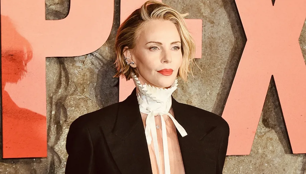 تشارليز ثيرون بإطلالة جريئة من ديور أذهلت الصحافة في العرض الافتتاحي لفيلم Apex (صور وفيديو)