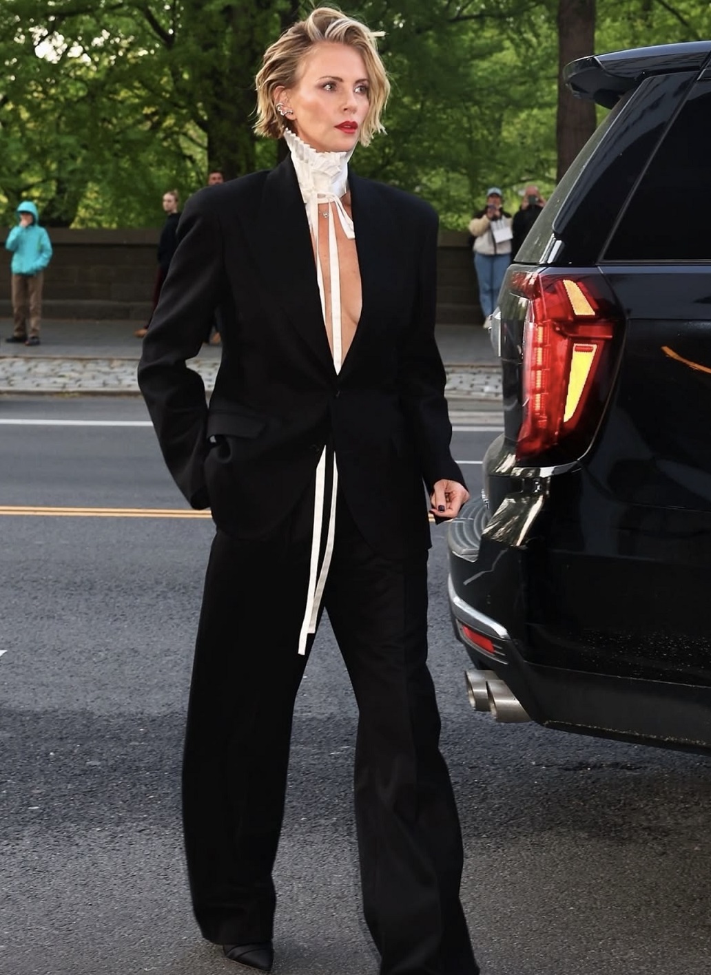 تشارليز ثيرون بتصميم ديور (إنستغرام)