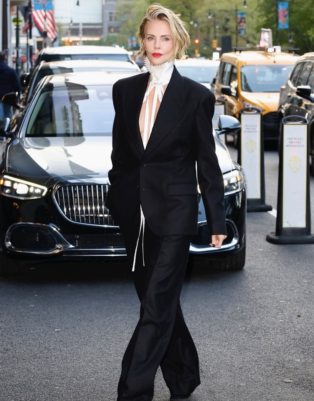 تشارليز ثيرون بتصميم ديور (إنستغرام)