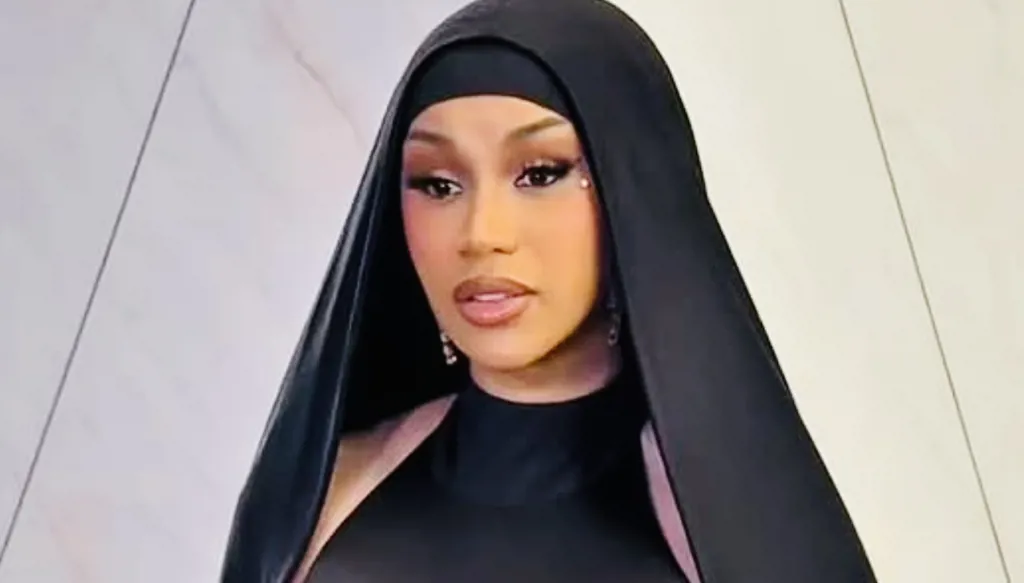 كاردي بي بإطلالة محتشمة في السعودية 2025 أشعلت مواقع التواصل الاجتماعي (صور وفيديو)