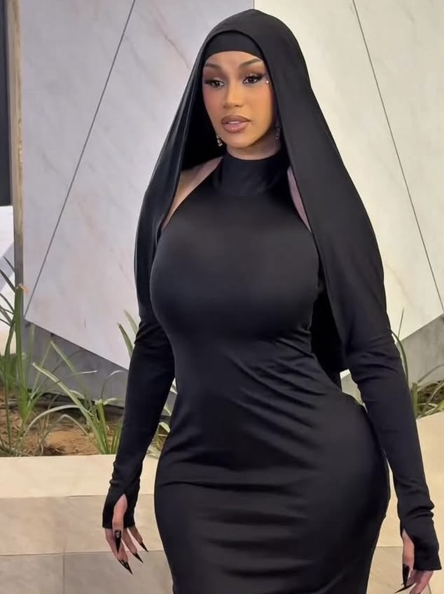 أسلوب كاردي بي المونوكرومي المحتشم بالأسود في الرياض (إنستغرام)