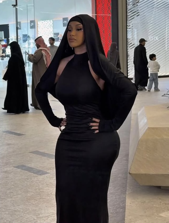 إطلالة كاردي بي المحتشمة في السعوديّة (إنستغرام)