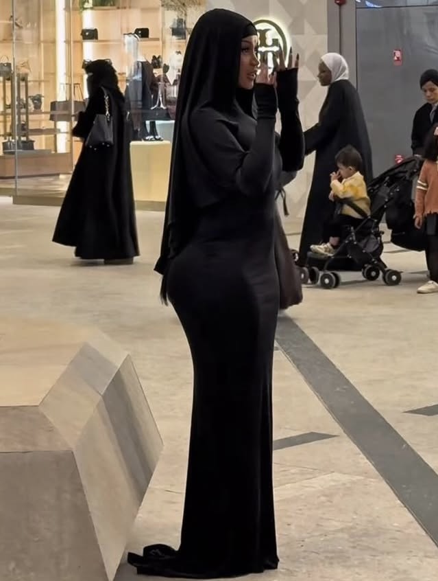 كاردي بي بالأسود المحتشم في السعوديّة (إنستغرام)