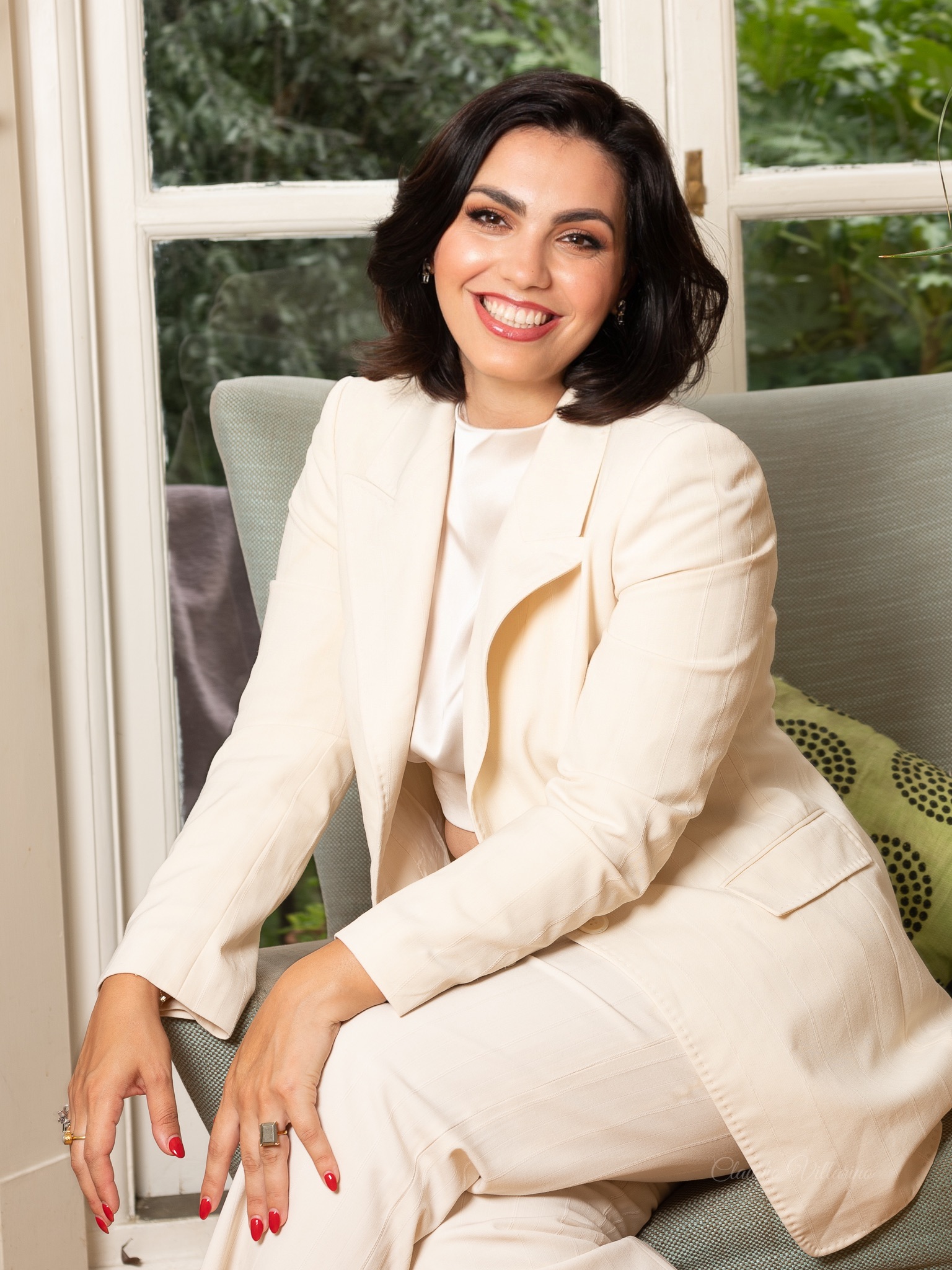 مصممة الأزياء السعودية من أصول أفغانية وبريطانية سومي مدني